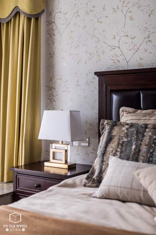 卧室床头柜装修效果图质朴75平美式三居装修美图