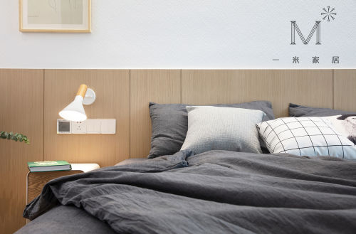 卧室床头柜装修效果图大气60平现代二居卧室实拍图