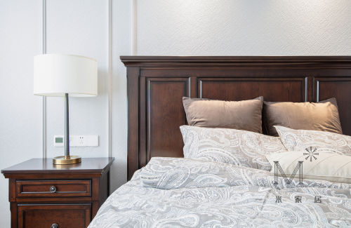 卧室床头柜装修效果图质朴92平美式四居装修图片