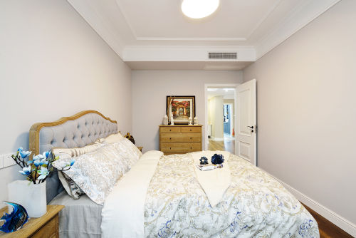 卧室衣柜装修效果图舒服的美式风格别墅卧室设计