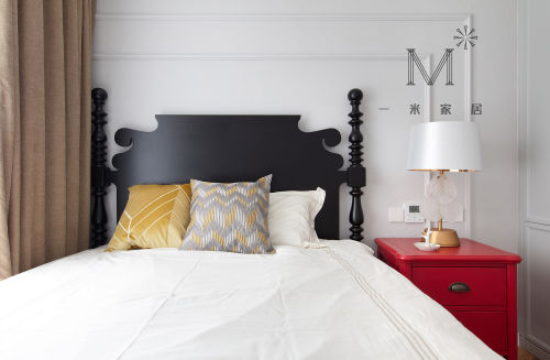 卧室床头柜装修效果图温馨113平现代三居装饰美图