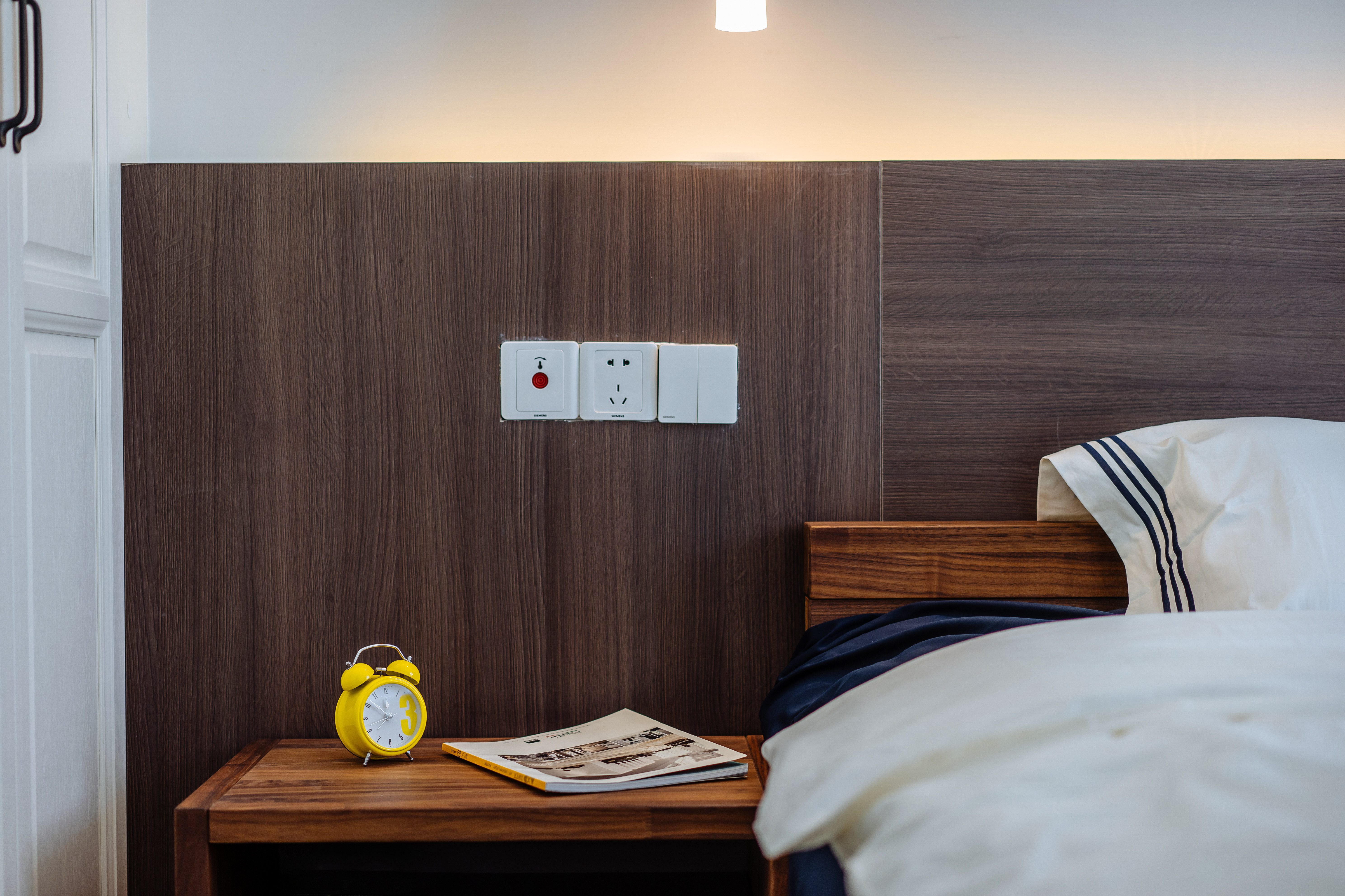 卧室床头柜2装修效果图优雅111平北欧三居卧室设计案北欧风卧室设计图片赏析