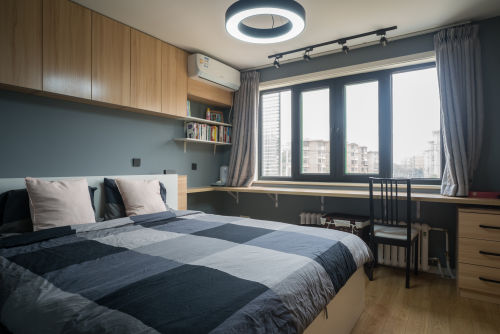 蓝色现代简约卧室床装修效果图温馨21平简约小户型卧室图片大