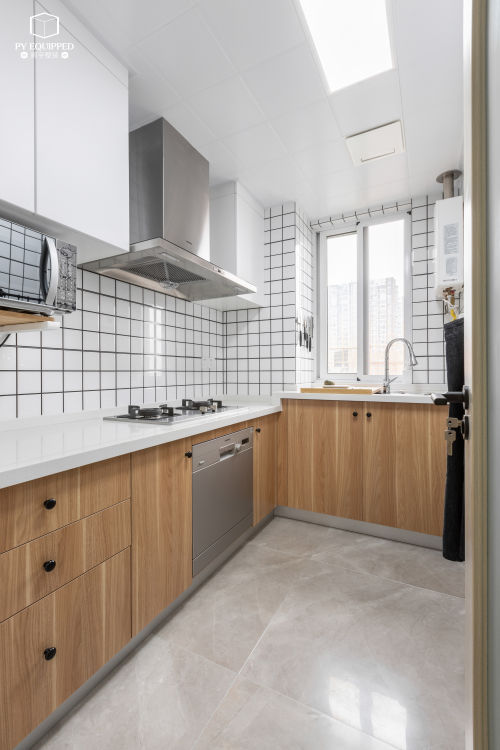 白色餐厅橱柜装修效果图精致74平日式三居厨房设计案例