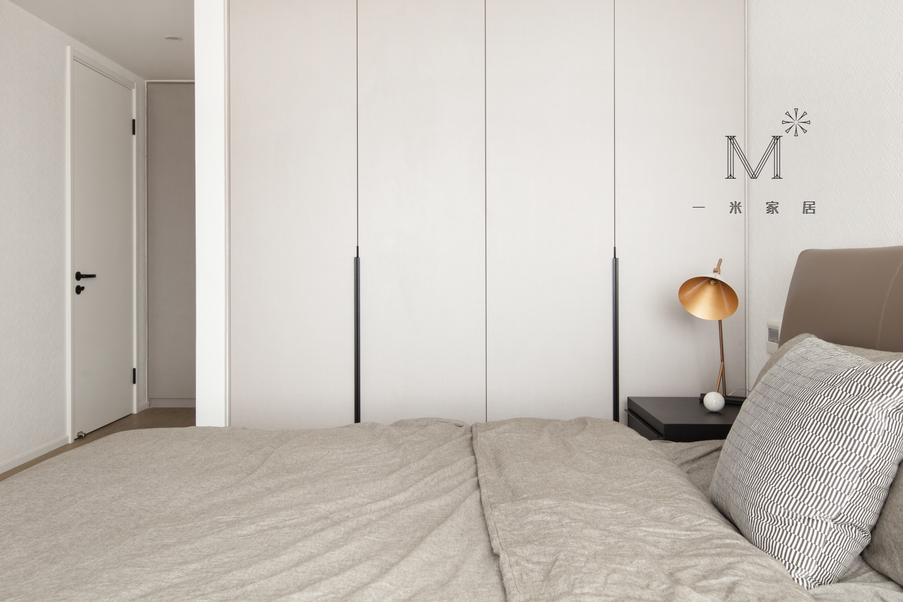 卧室床头柜装修效果图温馨80平现代二居设计美图现代简约卧室设计图片赏析