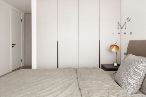 卧室床头柜装修效果图温馨80平现代二居设计美图