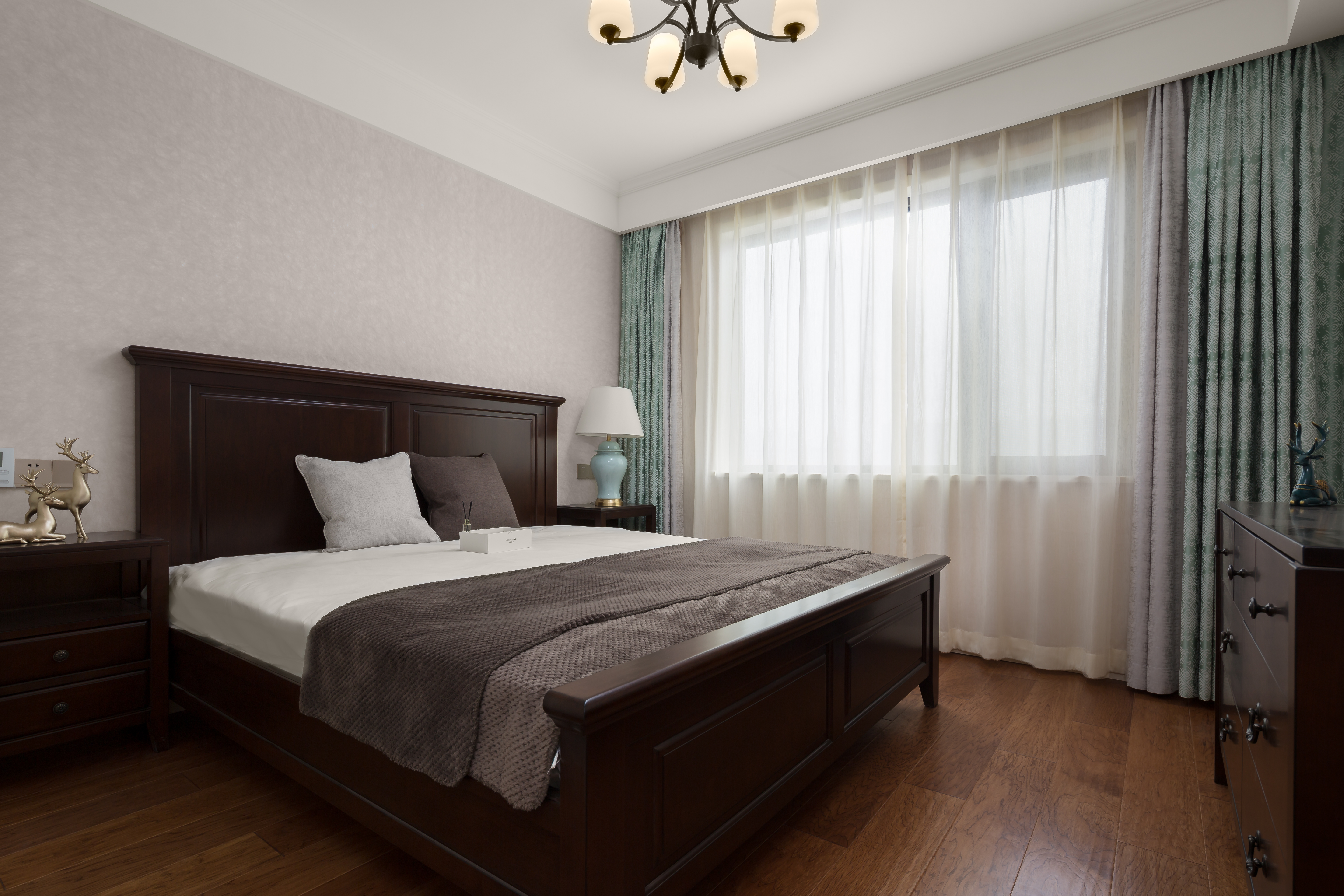 卧室窗帘装修效果图明亮78平美式三居卧室图片欣赏美式卧室设计图片赏析