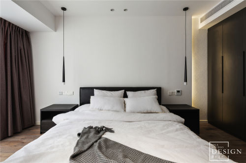 卧室床头柜装修效果图通透现代风主卧室设计图片
