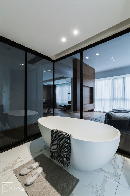 通透现代风卫浴设计卫生间浴缸