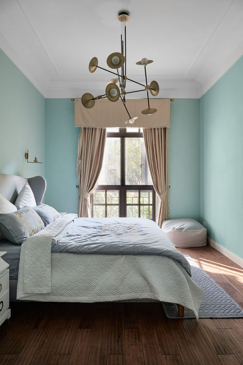 卧室窗帘4装修效果图温馨56平法式复式卧室实景图
