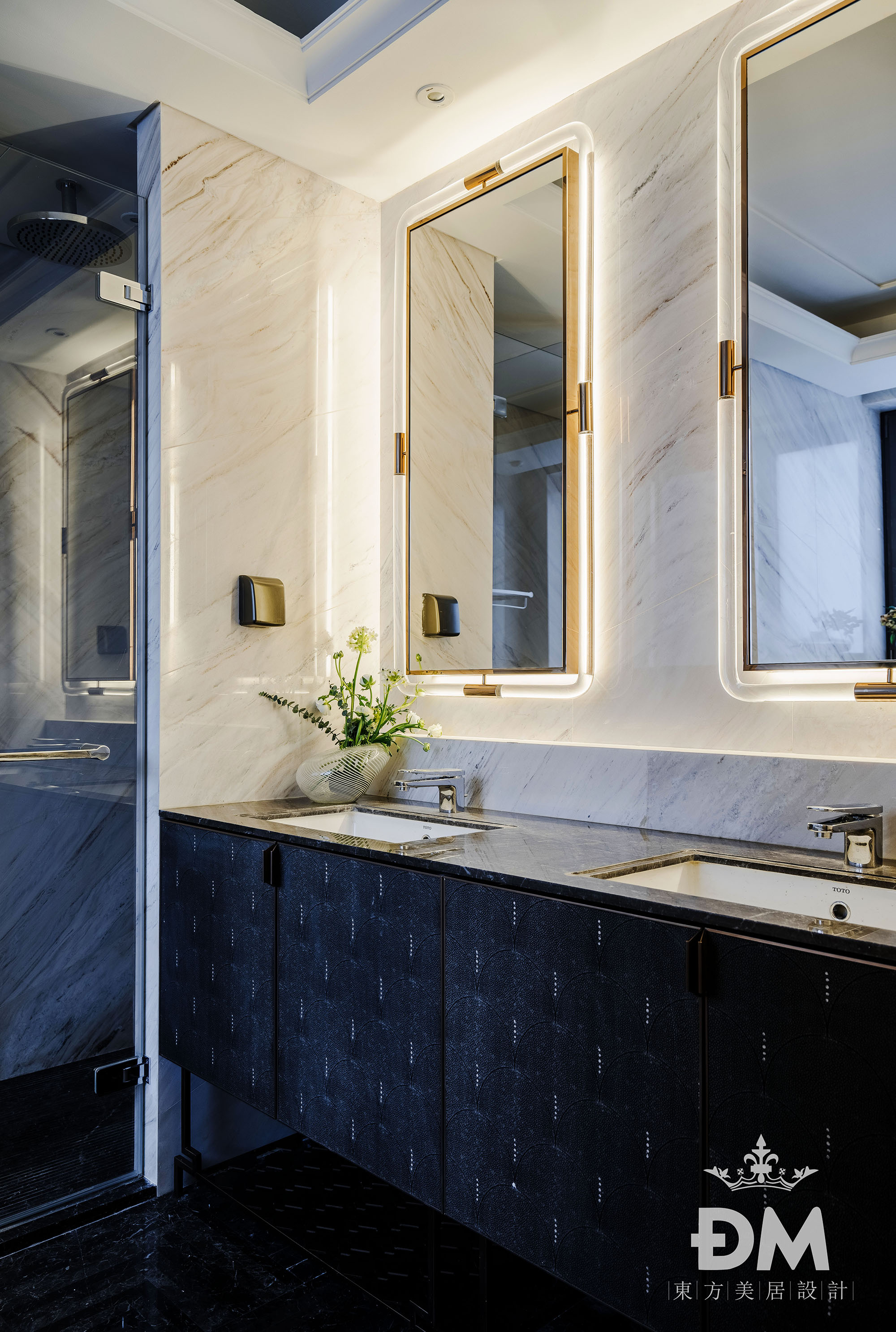 卫生间马桶2装修效果图低奢大平层卫浴洗手台设计现代简约卫生间设计图片赏析