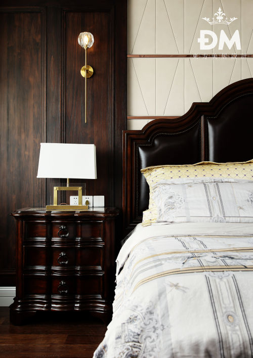 卧室床头柜装修效果图现代美式415平卧室壁灯设计