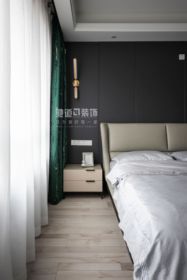 卧室床头柜1装修效果图平现代四居卧室案例图现代简约卧室设计图片赏析