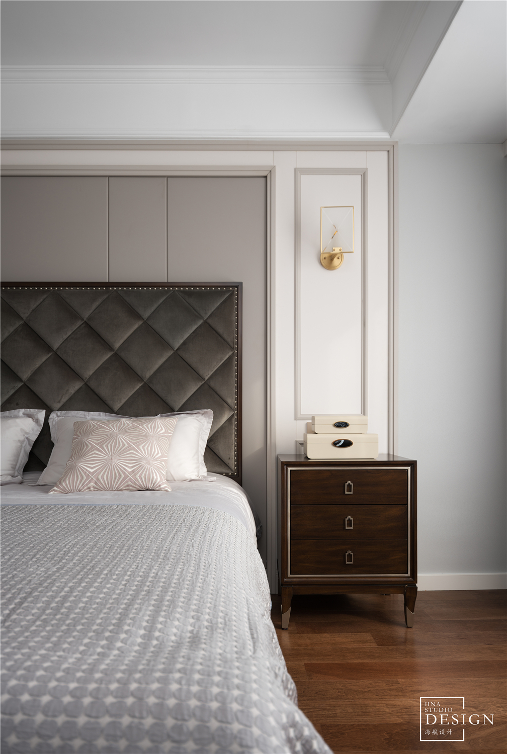 卧室床头柜装修效果图美式轻奢卧室壁灯设计图美式卧室设计图片赏析
