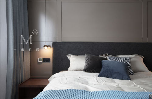 卧室床头柜装修效果图大气100平现代三居卧室效果图