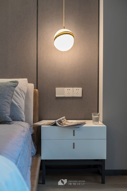 卧室床头柜装修效果图静谧现代卧室吊灯图片