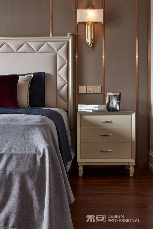 卧室床头柜2装修效果图经典美式卧室壁灯设计图