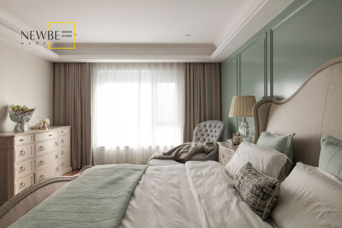 卧室窗帘装修效果图轻奢72平美式三居装修案例