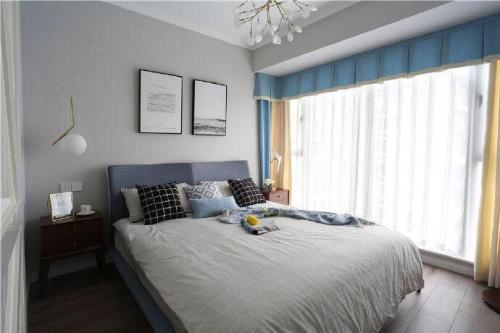 卧室窗帘装修效果图大气77平现代三居卧室设计美图