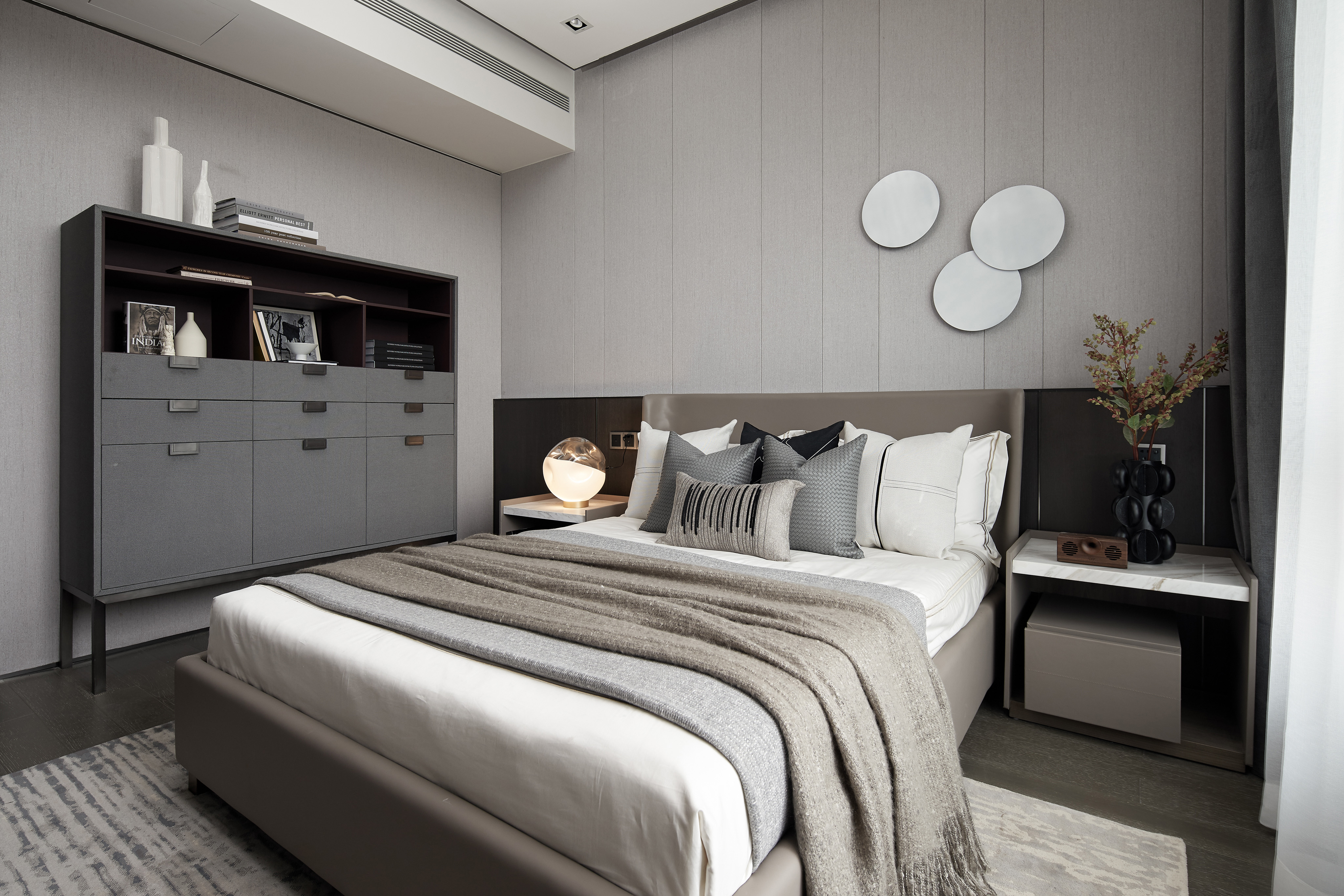 卧室床装修效果图260平大平层样板房卧室实景图现代简约卧室设计图片赏析