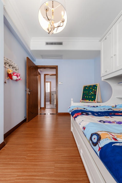 卧室木地板装修效果图轻奢55平美式二居儿童房装潢图