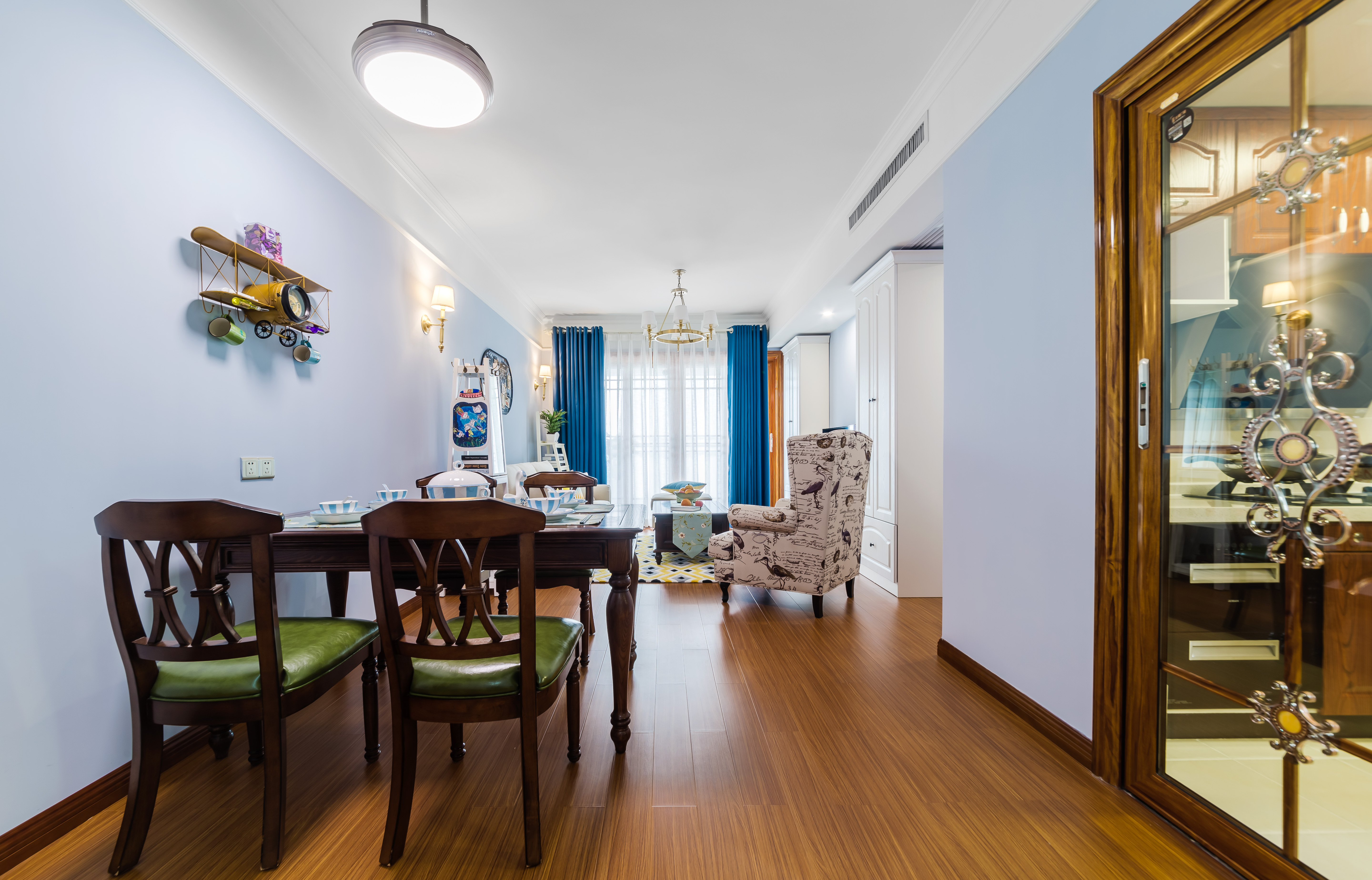 客厅木地板装修效果图轻奢89平美式二居客厅实景图美式客厅设计图片赏析