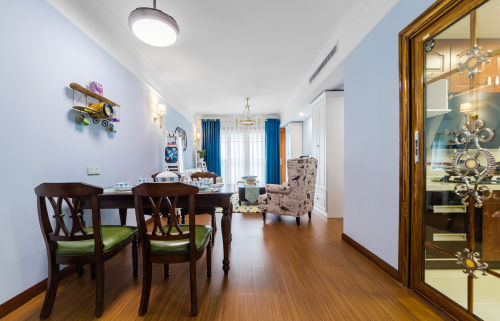 客厅木地板装修效果图轻奢89平美式二居客厅实景图
