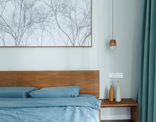 蓝色日式卧室床头柜装修效果图精致57平日式二居卧室装修案例