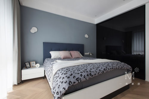 卧室床装修效果图130㎡现代北欧卧室设计图片121-150m²二居现代简约家装装修案例效果图