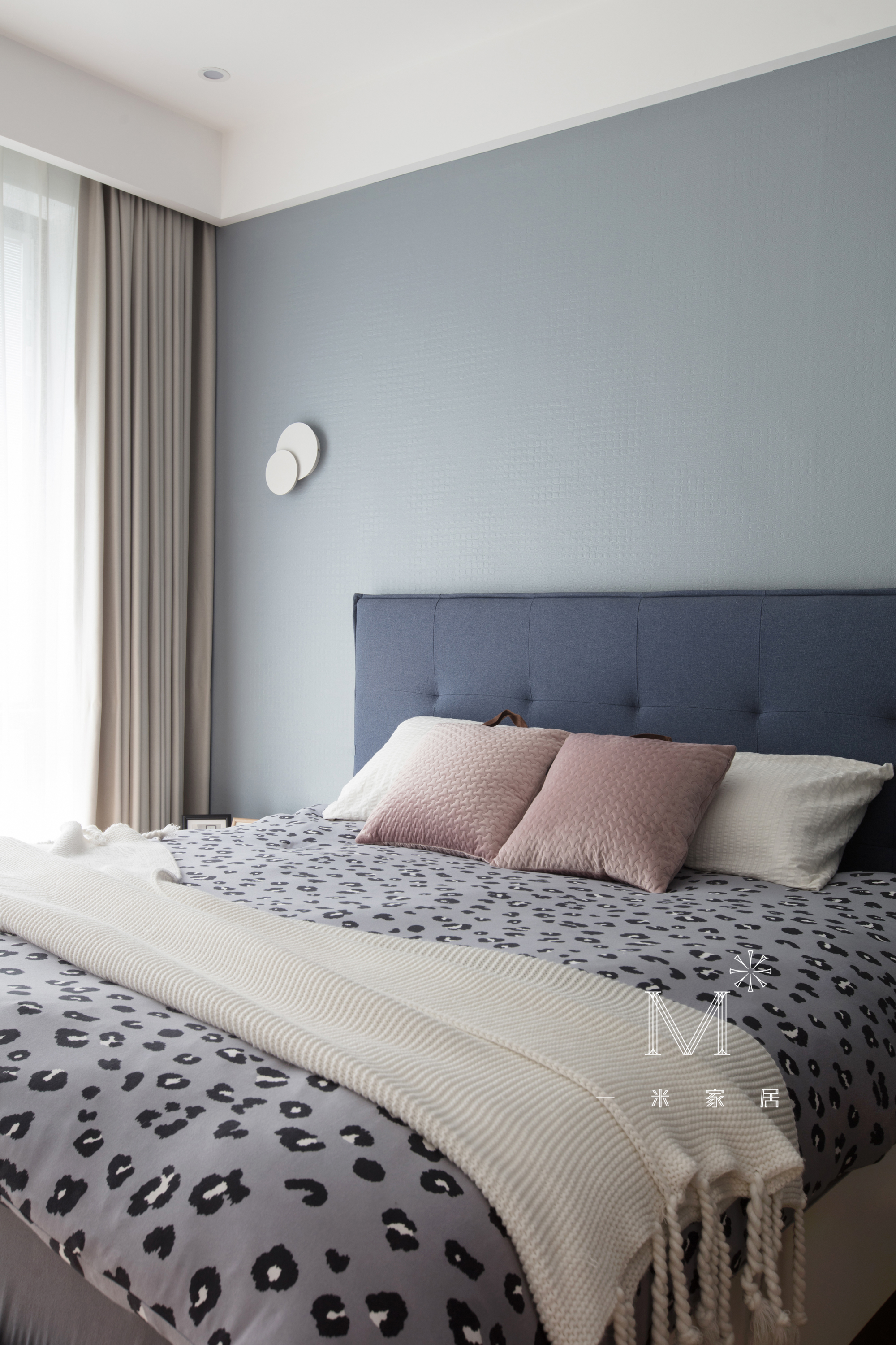 客厅床装修效果图130㎡现代北欧卧室壁灯实景图现代简约客厅设计图片赏析
