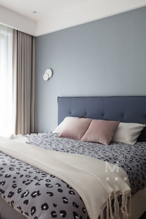 客厅床装修效果图130㎡现代北欧卧室壁灯实景图