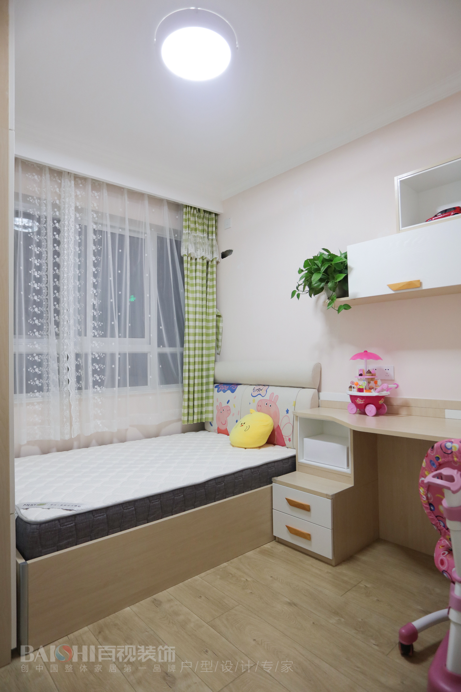 卧室木地板装修效果图温馨80平北欧三居儿童房装修效北欧风卧室设计图片赏析