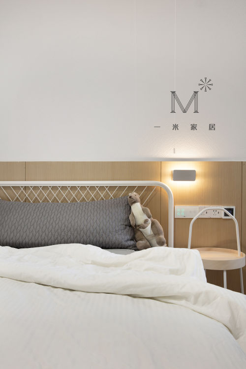 优雅110平简约三居设计案例卧室床头柜现代简约卧室设计图片赏析