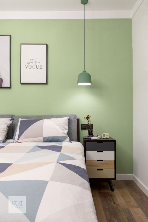 绿色卧室床头柜1装修效果图新北欧风卧室吊灯图片