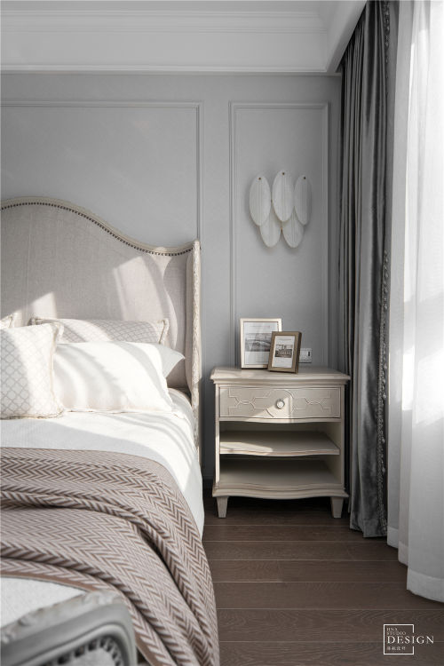 卧室床头柜装修效果图优雅浪漫美式卧室设计图