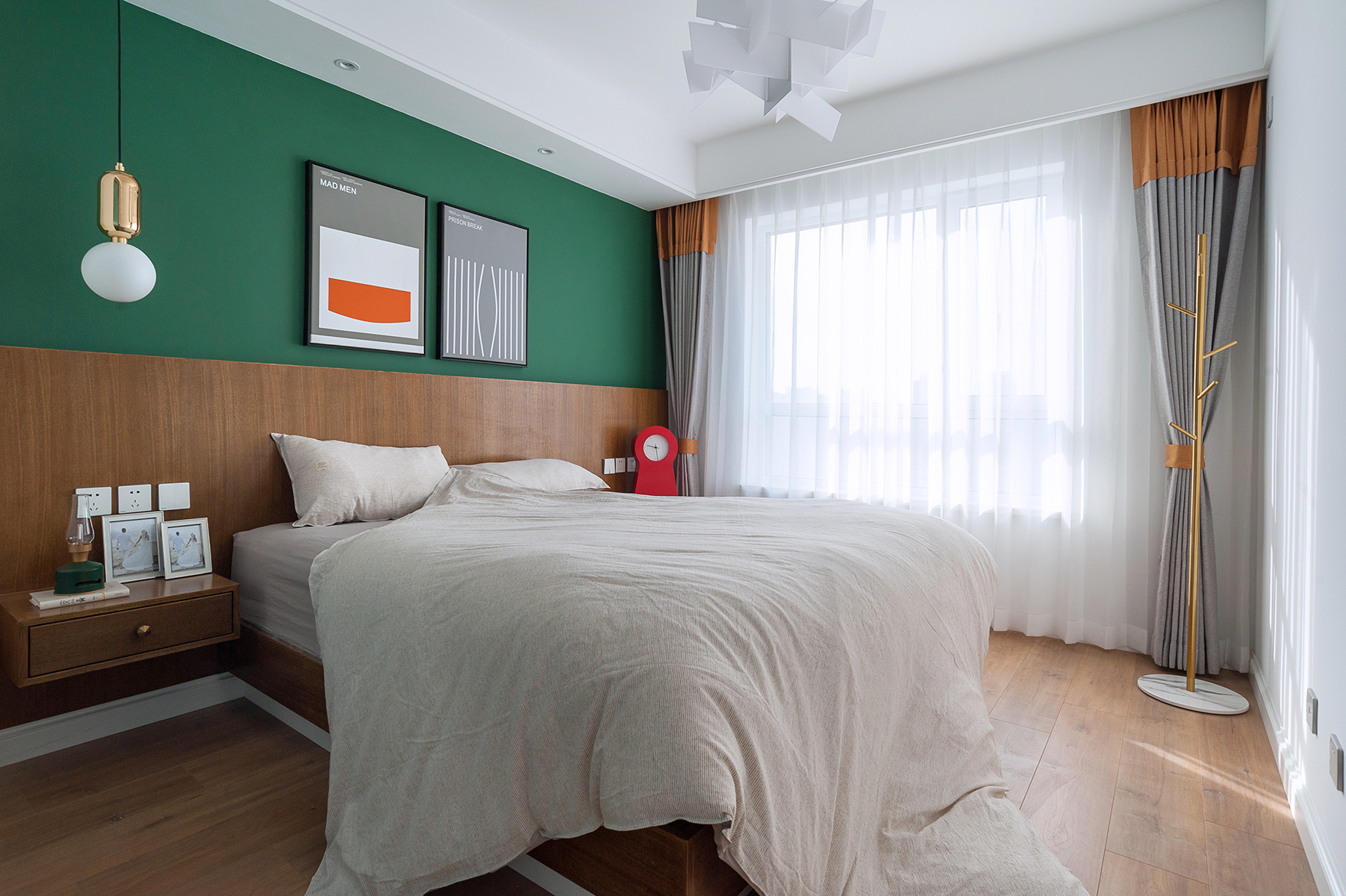 卧室窗帘装修效果图现代风二居主卧室设计图现代简约卧室设计图片赏析