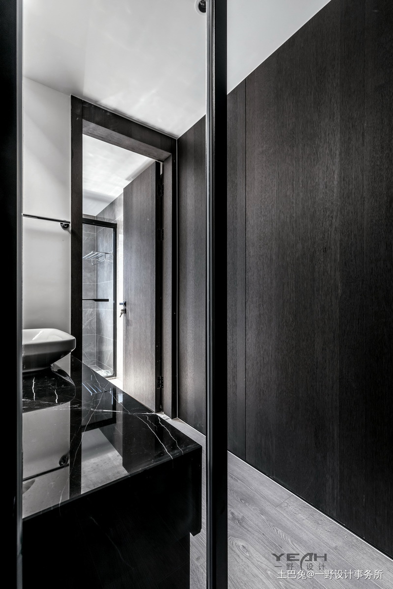 一野设计140m²现代黑白灰现代简约卫生间设计图片赏析
