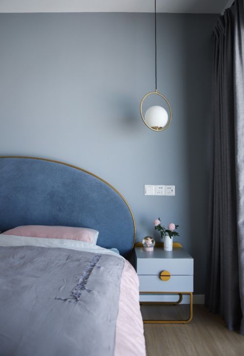 卧室床头柜装修效果图小复式北欧风主卧吊灯图片