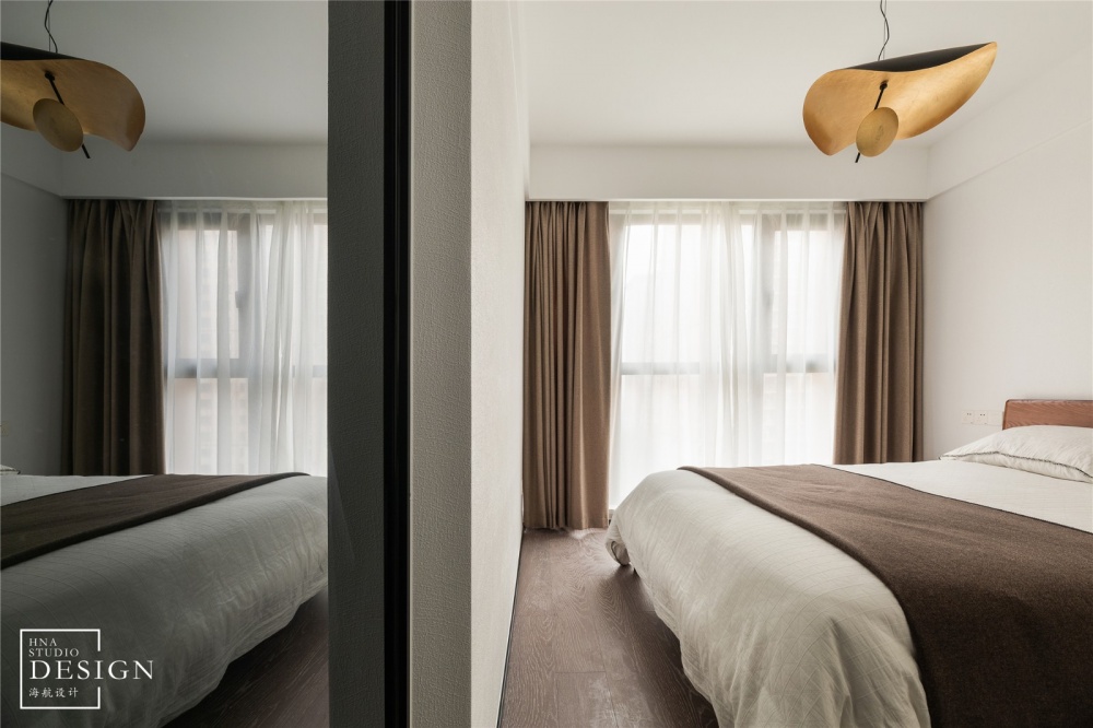 卧室窗帘装修效果图黑白简约风主卧室设计图现代简约卧室设计图片赏析