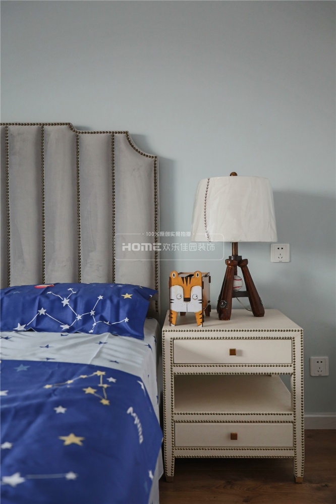 卧室床头柜1装修效果图简单美式儿童房实景图片美式卧室设计图片赏析