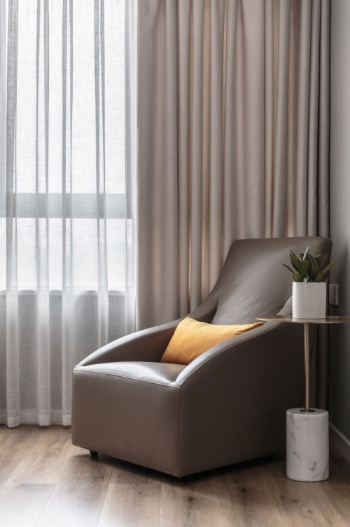 卧室窗帘装修效果图明亮简洁现代卧室休闲一角设计