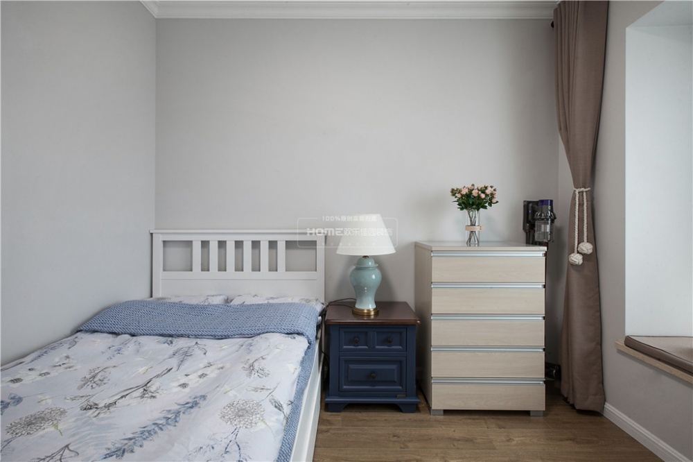 卧室床头柜1装修效果图清新美式客卧设计图美式卧室设计图片赏析