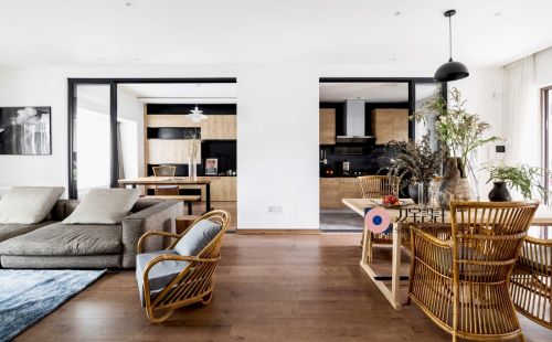 客厅木地板装修效果图自然混搭风餐厅客厅一体设计200m²以上三居混搭家装装修案例效果图