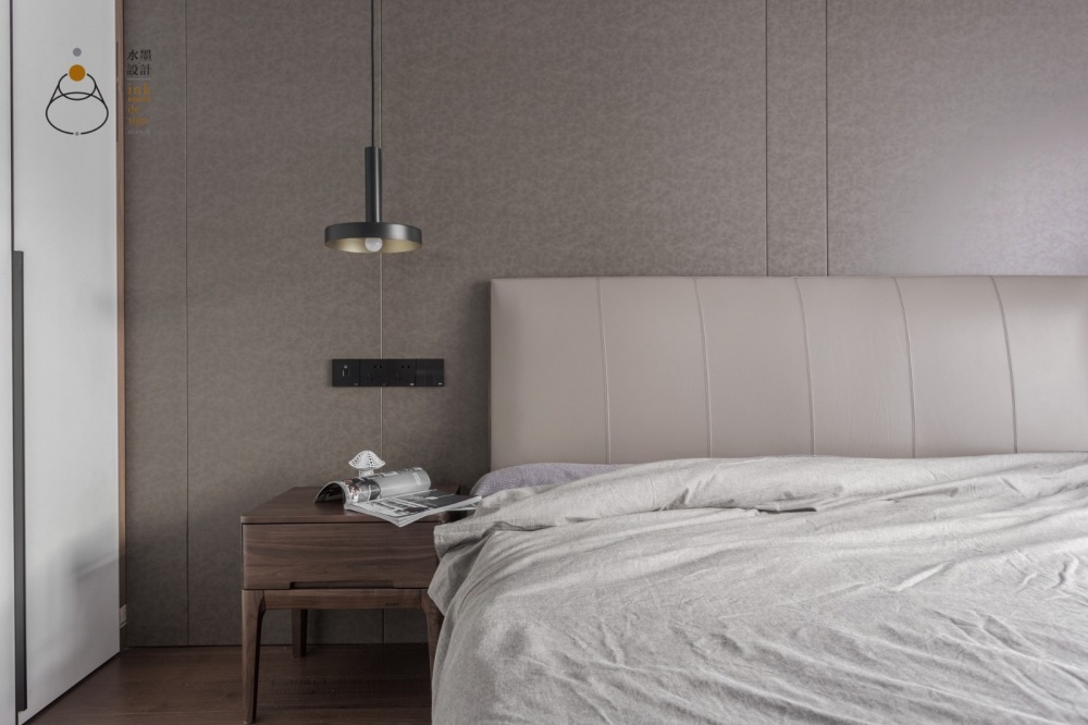 卧室床头柜2装修效果图300㎡复式卧室吊灯图片现代简约卧室设计图片赏析