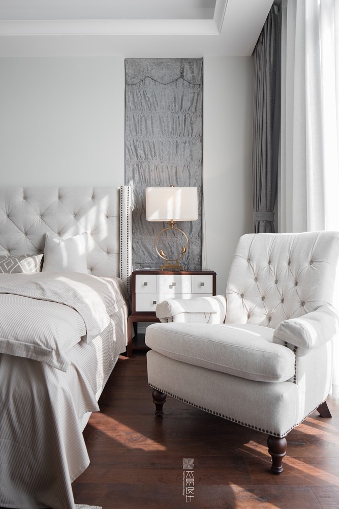 卧室窗帘7装修效果图现代美式|静·谧|360㎡美式卧室设计图片赏析