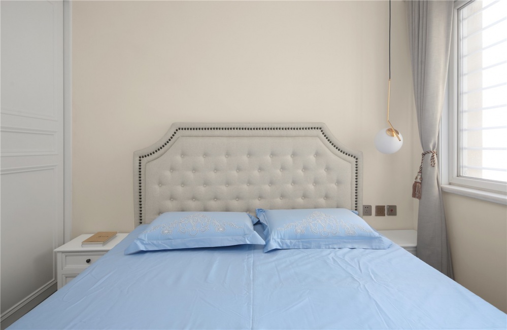 卧室床3装修效果图这个设计好大胆，主卧直接变成两美式卧室设计图片赏析