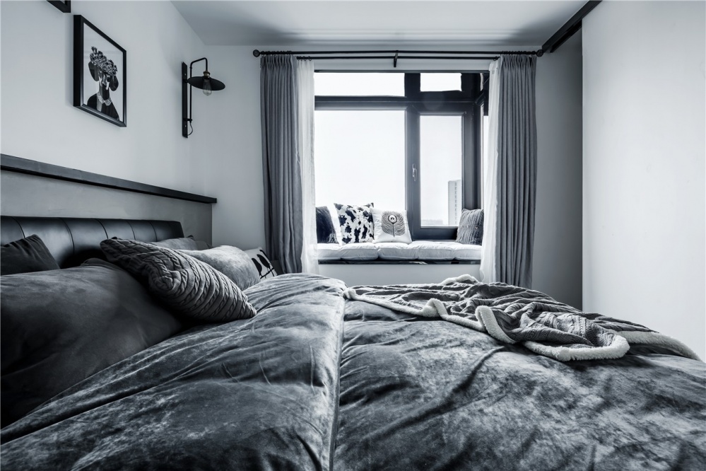 卧室床2装修效果图北京68㎡黑白灰工业风小户型设现代简约卧室设计图片赏析