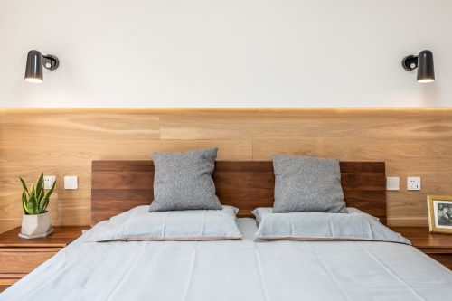 卧室床4装修效果图原木环保新生活，三代同堂共享天