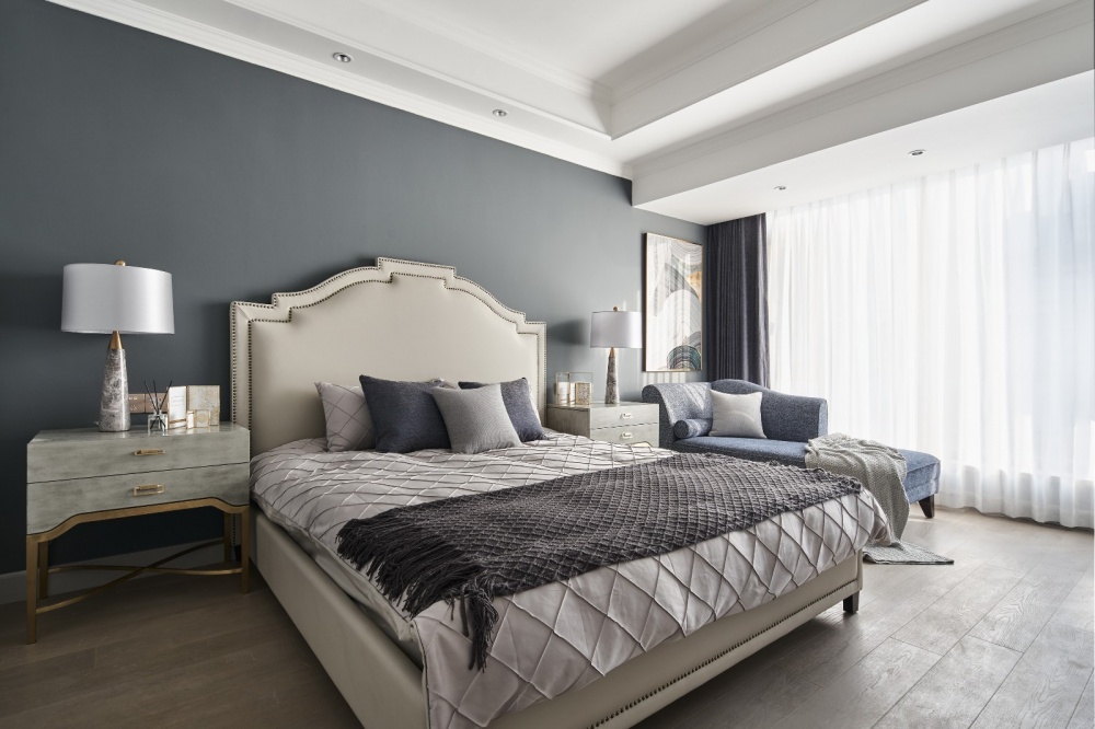 卧室窗帘4装修效果图气质灰+蓝融合美式与现代的优雅混搭卧室设计图片赏析