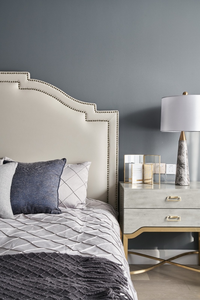 卧室床头柜6装修效果图气质灰+蓝融合美式与现代的优雅混搭卧室设计图片赏析